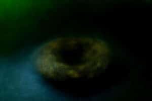 Forme sombre et floue avec des nuances de vert et bleu